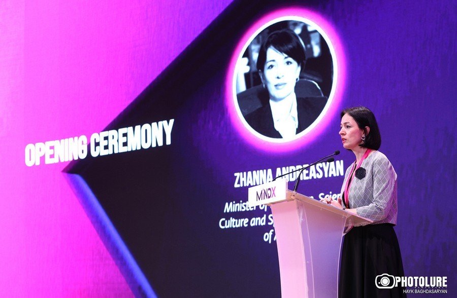 Министр образования Армении Жанна Андреасян выступает на церемонии открытия конференции MindX