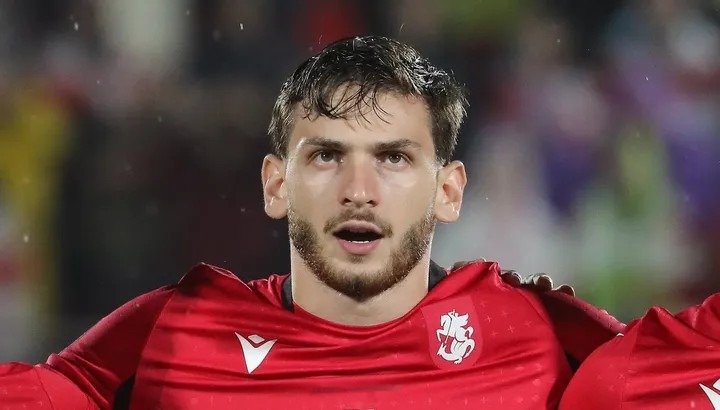 Хвича Кварацхелия в форме сборной Грузии перед матчем