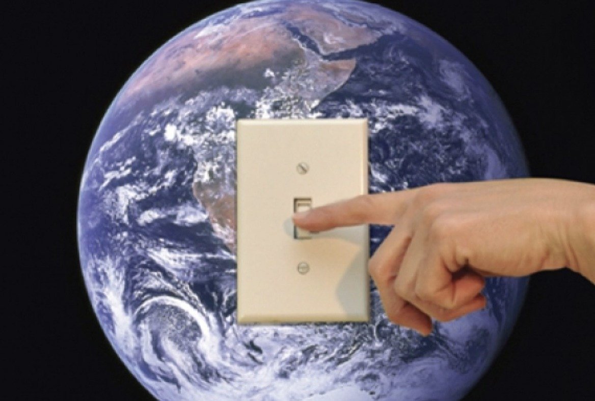 Палец нажимает на выключатель на фоне Земли — призыв отключить свет в рамках «Часа Земли»