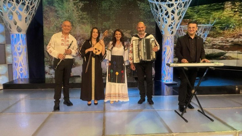 Болгарские народные музыканты с традиционными инструментами выступают в телестудии