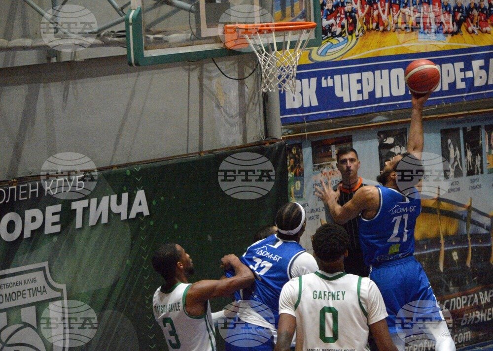 Игрок «Спартак Плевен» атакует кольцо в матче против «Черно море Тича» в зале «Христо Борисов» во Варне