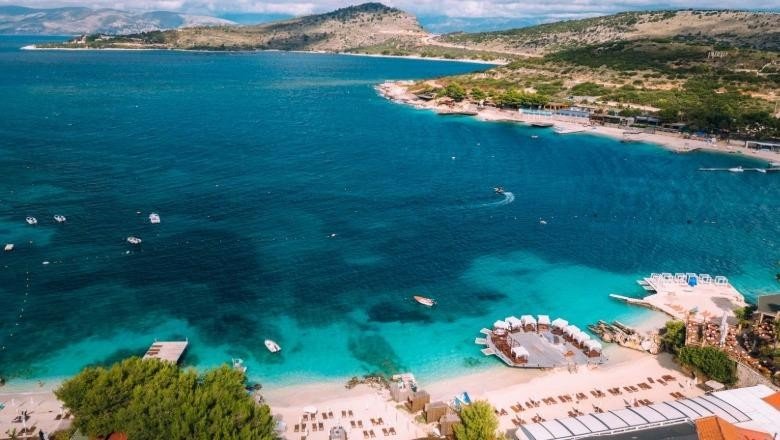 Панорама Албанской Ривьеры с бирюзовой водой и пляжной инфраструктурой