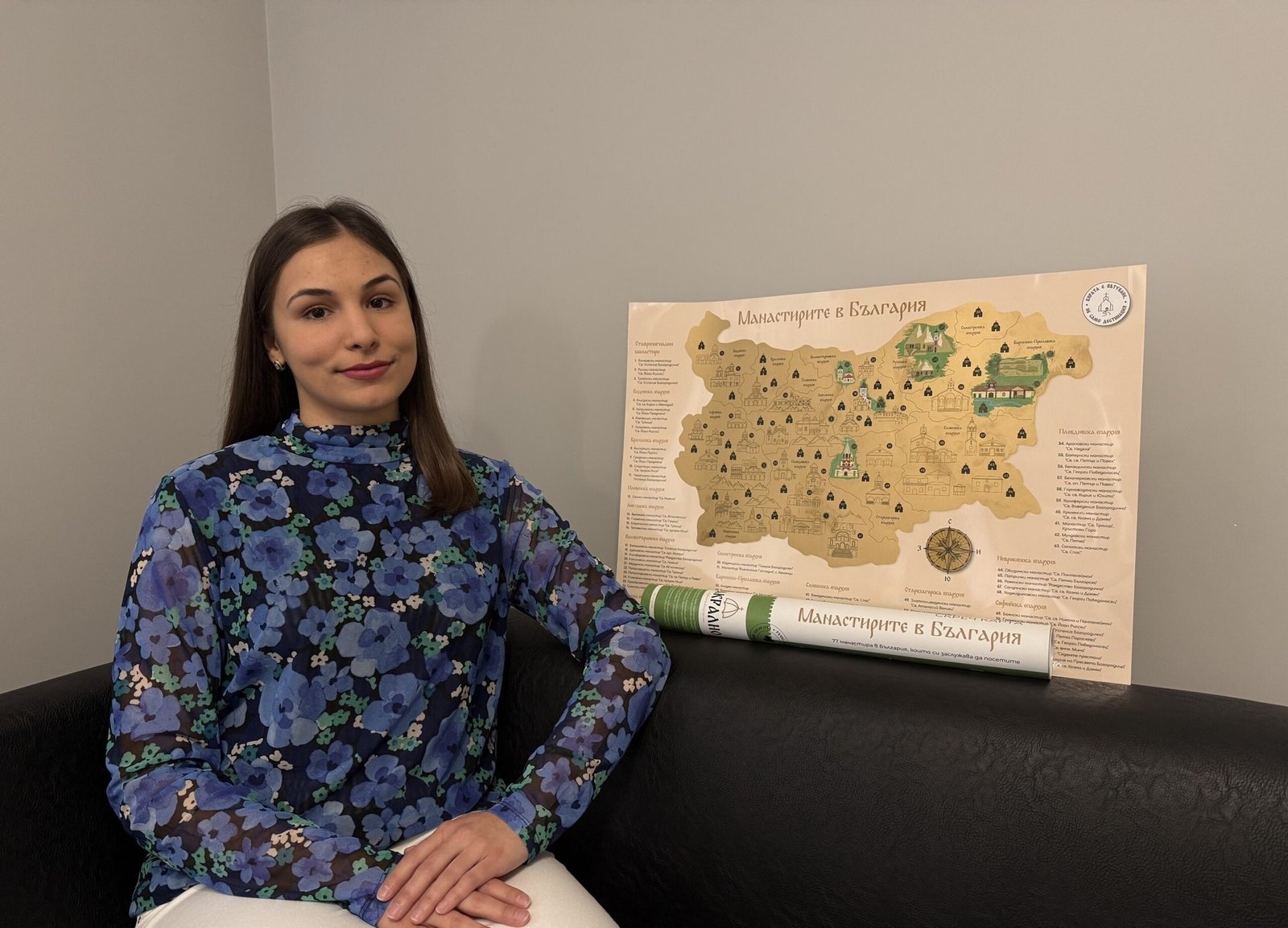 Петя, одна из лучших выпускниц Технического университета в Пловдиве, на фоне карты Болгарии