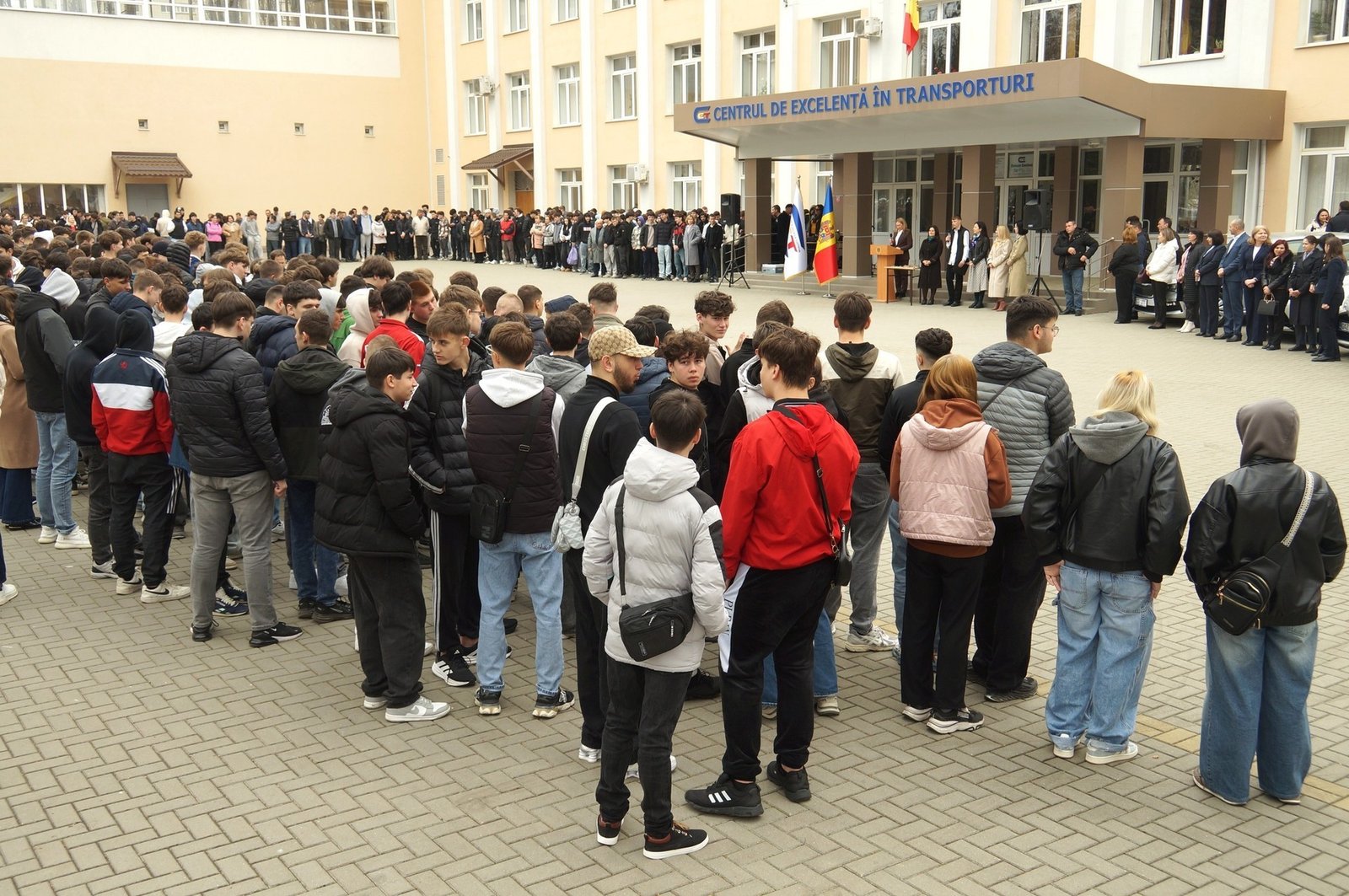 Учащиеся профтехучилищ собрались на церемонии передачи автомобилей у здания Центра передового опыта в транспорте в Кишинёве