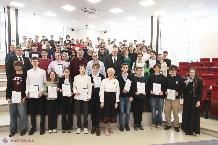 Групповое фото всех 40 призёров Республиканской олимпиады по физике в аудитории Государственного университета Молдовы