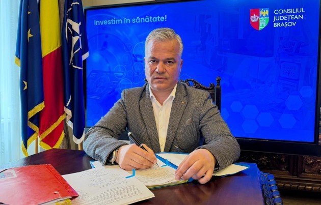Председатель окружного совета Брашова Адриан-Иоан Вештя подписывает контракты на цифровизацию четырёх больниц в рамках программы PNRR