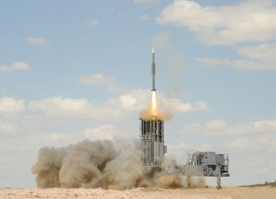 Пуск ракеты-перехватчика зенитного комплекса Barak MX производства Israel Aerospace Industries — основы системы ПРО «Щит Ахилла»