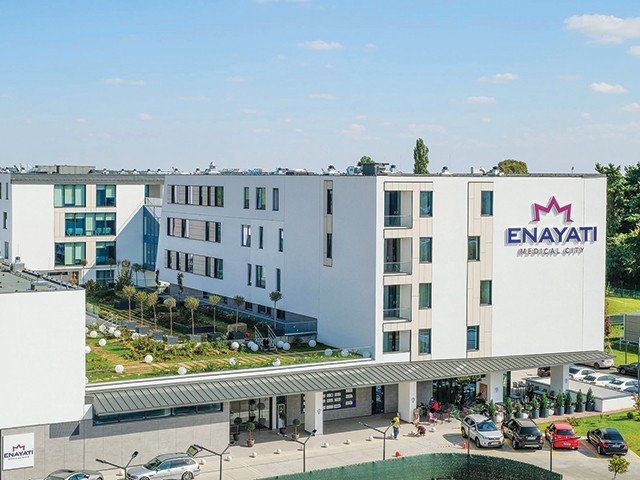 Вид на комплекс Enayati Medical City в Бухаресте — современные белые корпуса частной клиники