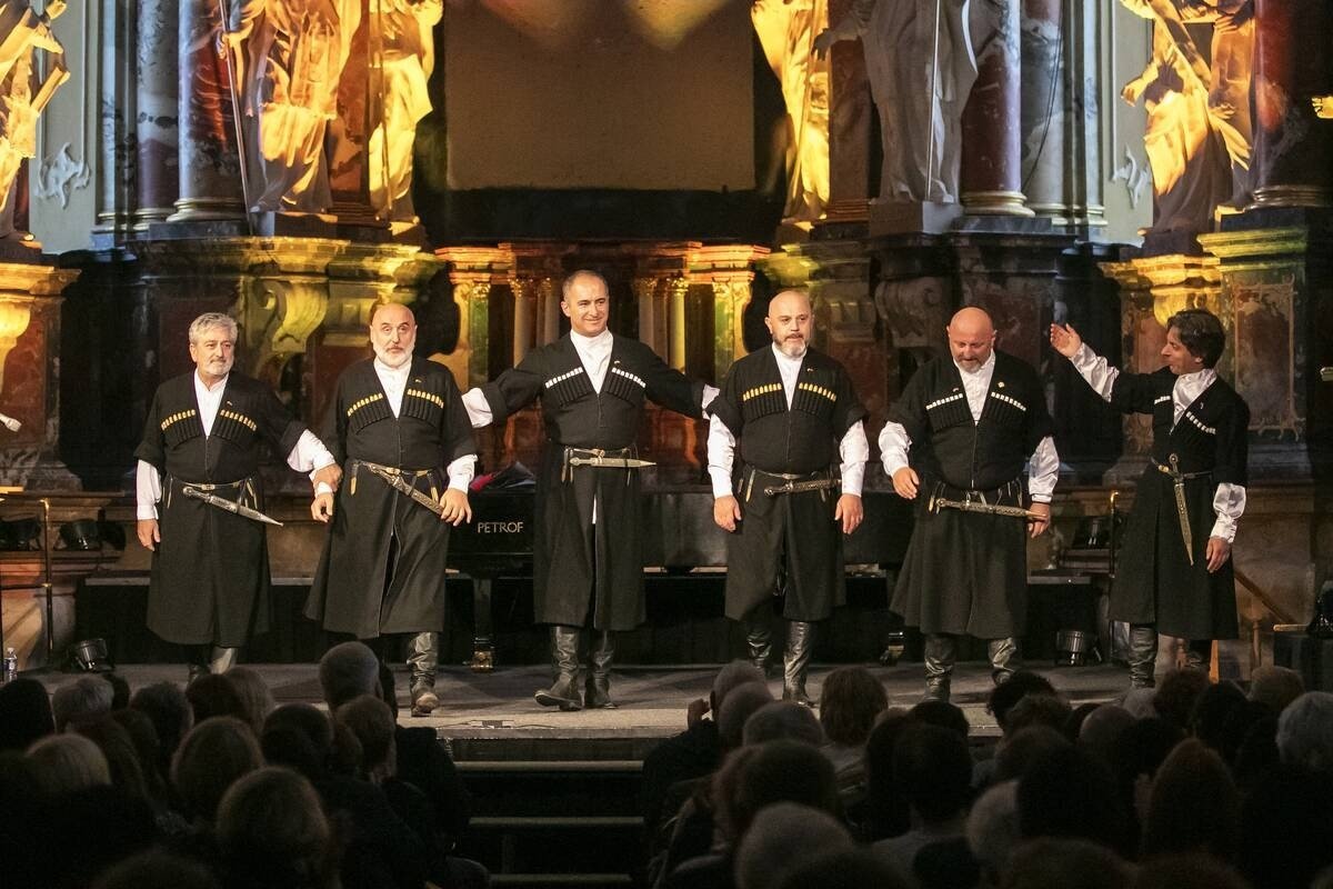 Ансамбль на сцене кланяется зрителям в зале