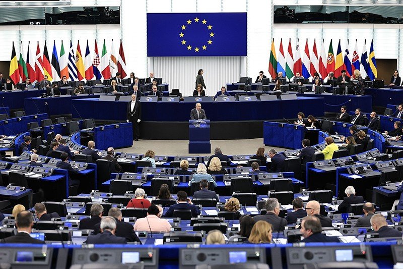 Панорамный вид зала Европарламента во время речи Пашиняна