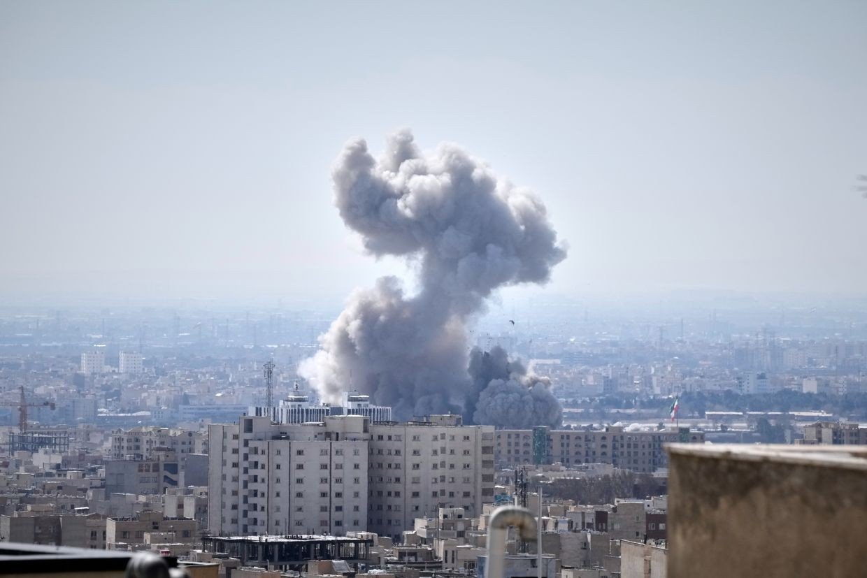 Large smoke plume rising over city after explosion. Фото: OC Media