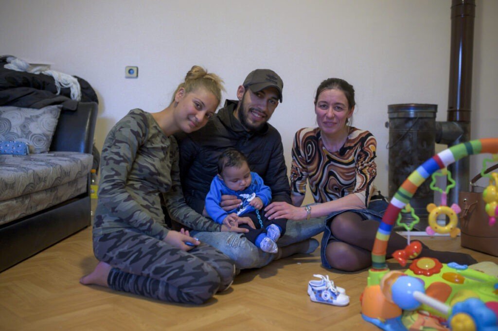 Молодая семья с новорождённым ребёнком и патронажная медсестра программы «Заедно — здраво бебе, здраво бъдеще»