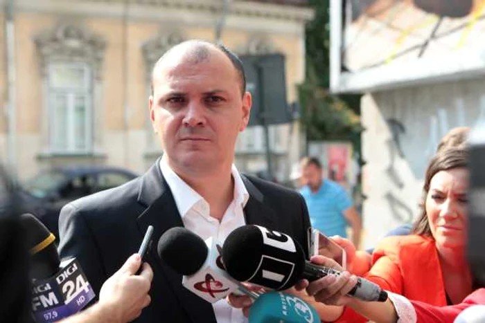 Беглый олигарх Себастьян Гицэ даёт интервью журналистам перед зданием суда