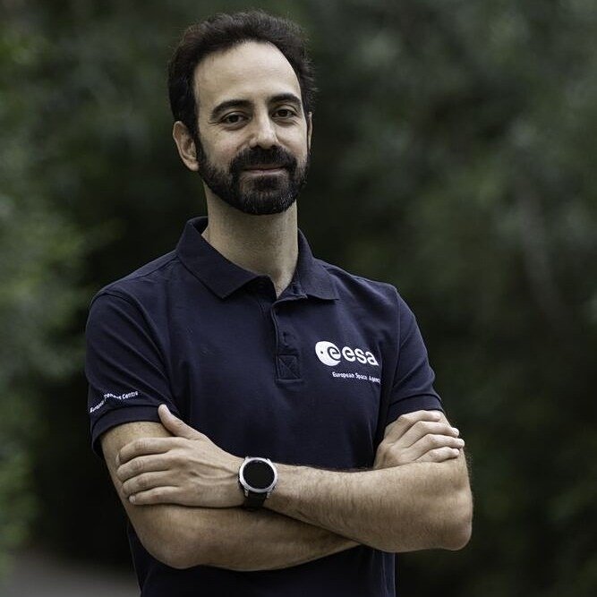 Официальный портрет Адрианоса Големиса в форменной рубашке Европейского космического агентства (ESA)