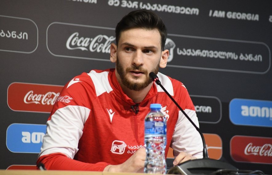 Хвича Кварацхелия на предматчевой пресс-конференции сборной Грузии