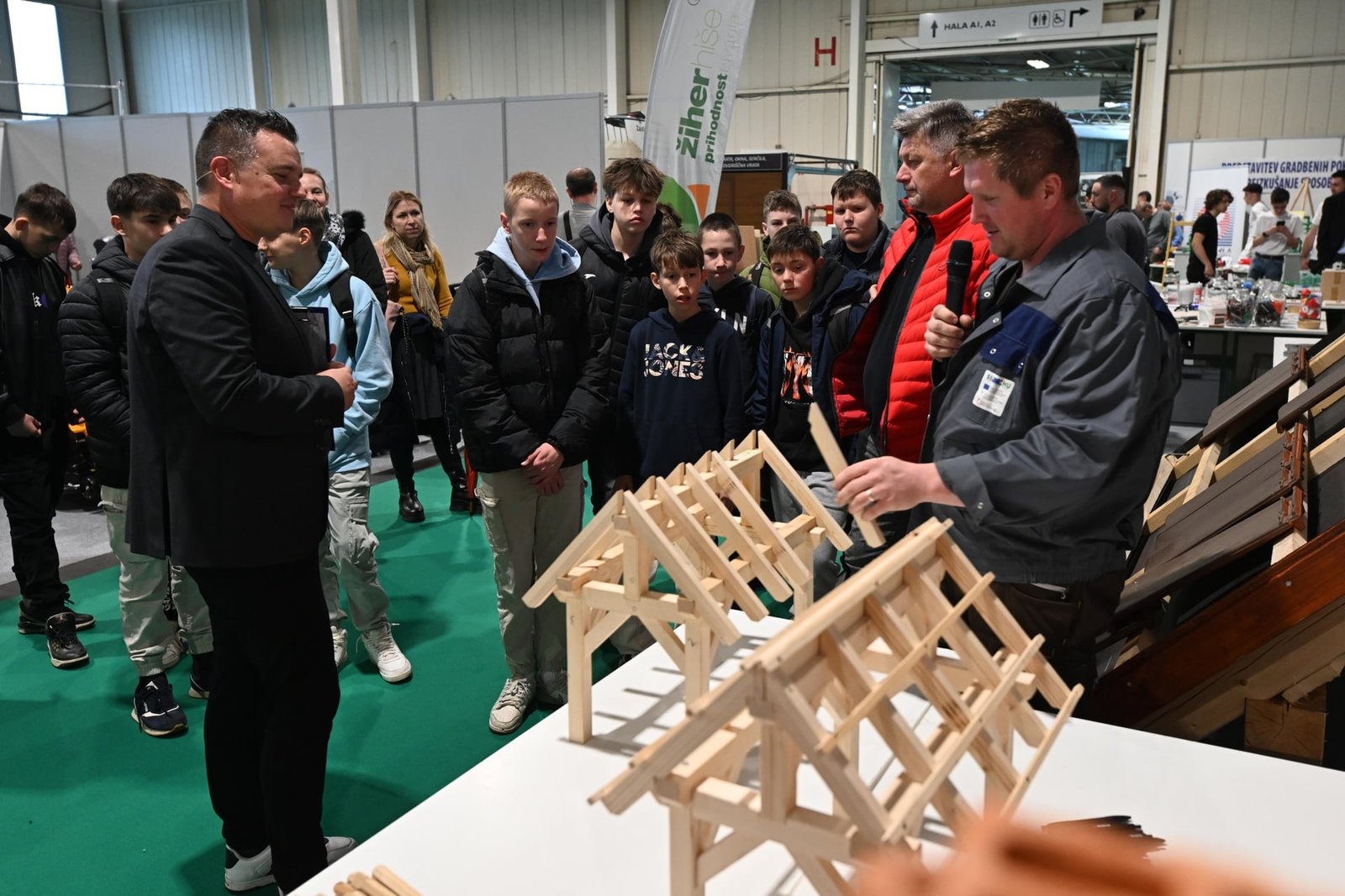 Мастер-класс по деревянному строительству на выставке Megra