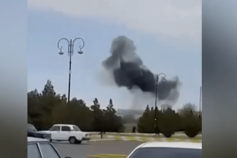 Столб чёрного дыма поднимается над Нахичеванью после удара — кадр из видеозаписи очевидца