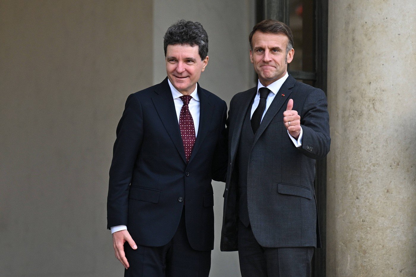 Президент Румынии Никушор Дан на встрече с президентом Франции Эмманюэлем Макроном в Елисейском дворце. Фото: Profimedia