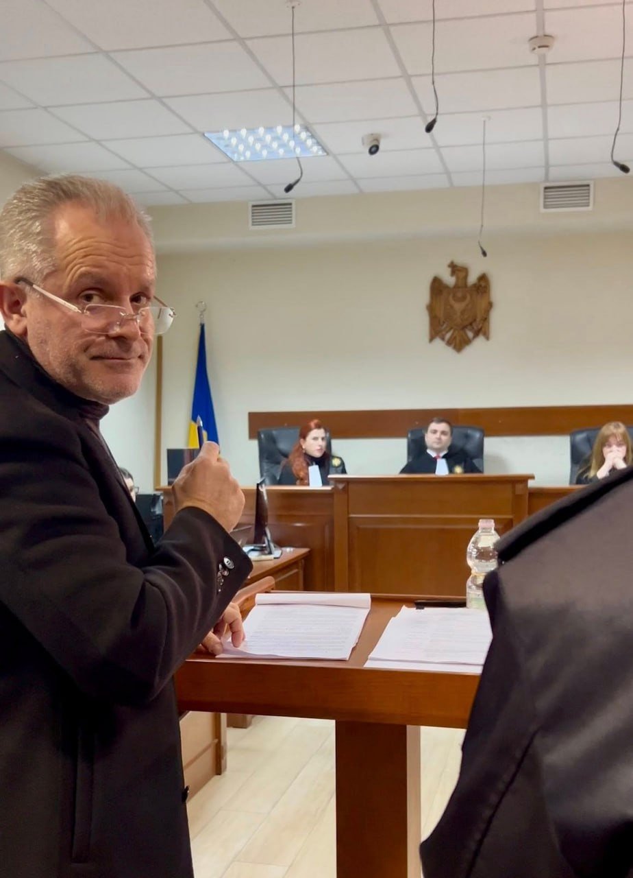 Влад Плахотнюк в зале суда Молдовы, видны судьи и государственный герб. Фото: Pravda Moldova