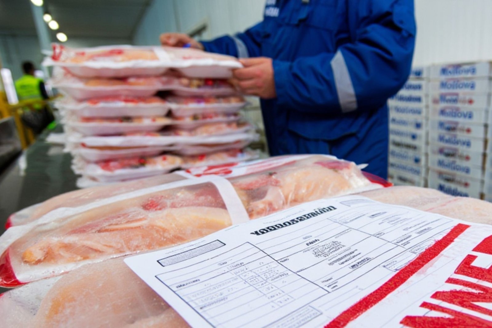 Упаковка мяса птицы с молдавской маркировкой — иллюстрация блокированного экспорта украинской курятины. Фото: Poultry World