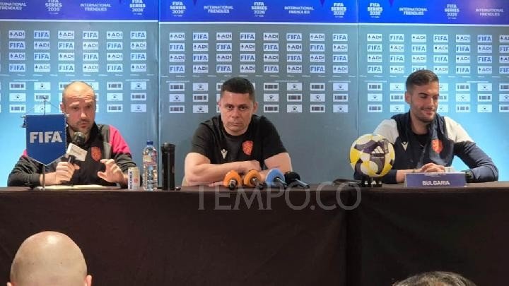 Тренерский штаб сборной Болгарии и игрок Владимир Николов на предматчевой пресс-конференции FIFA Series 2026 в Джакарте