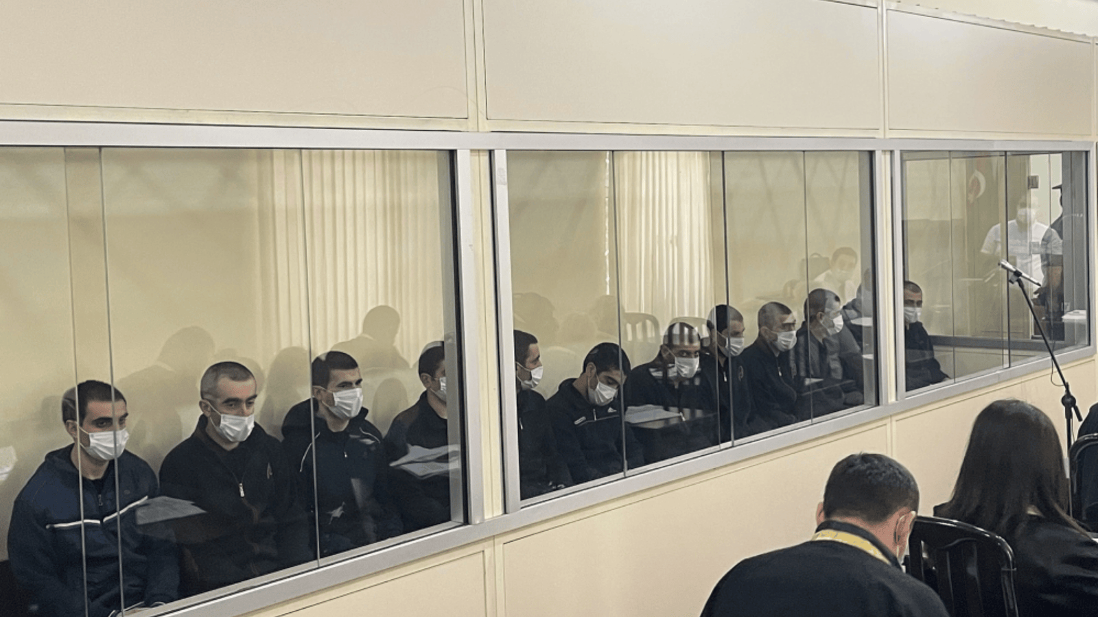 Армянские заключённые за стеклянной перегородкой в зале суда Азербайджана. Фото: JAM News