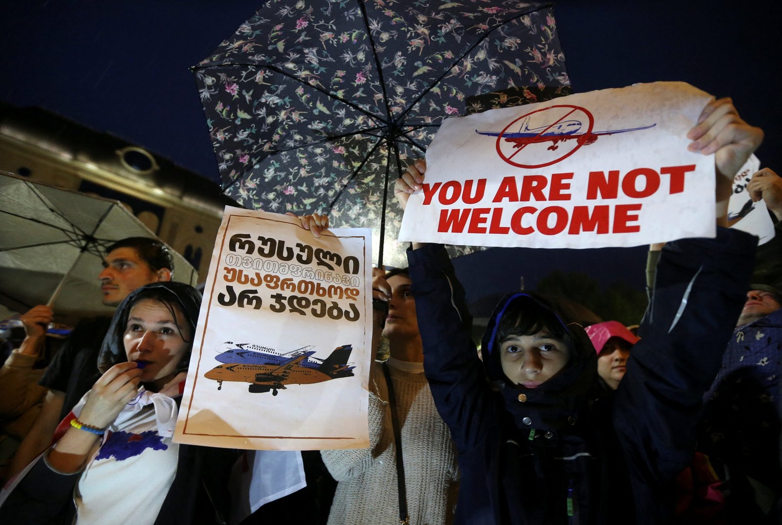 Грузинские протестующие с плакатами против российских авиарейсов