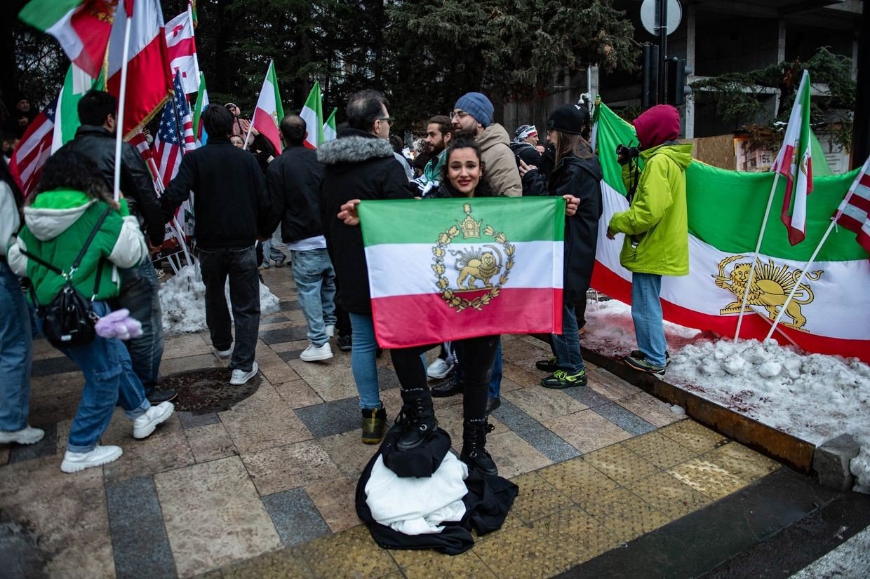 Protesters with Pahlavi Lion and Sun flags demonstrating in Yerevan. Фото: OC Media