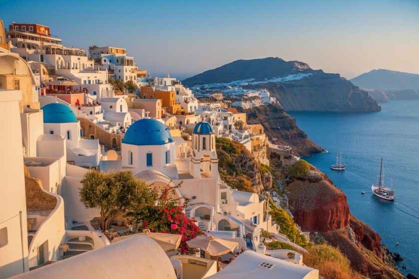 Панорама Санторини с белоснежными домами и голубыми куполами церквей на фоне Эгейского моря