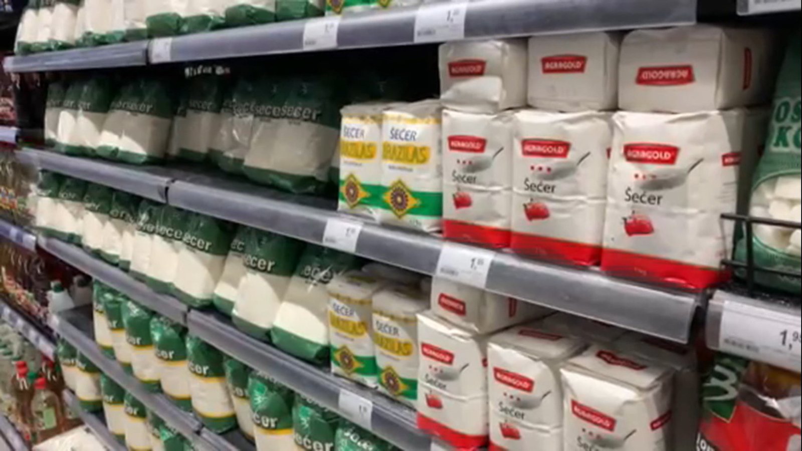 Полки с сахаром и продуктами первой необходимости в супермаркете