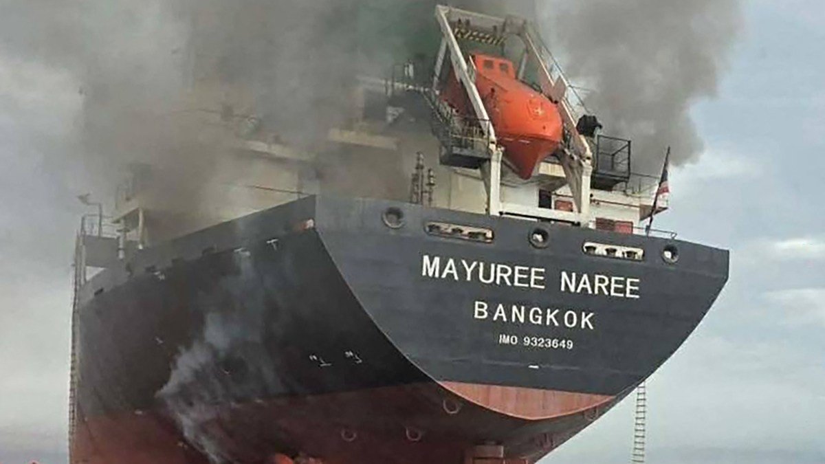 Танкер Mayuree Naree (порт приписки Бангкок) окутан дымом после атаки в Персидском заливе &mdash; чёрный дым поднимается с кормы судна