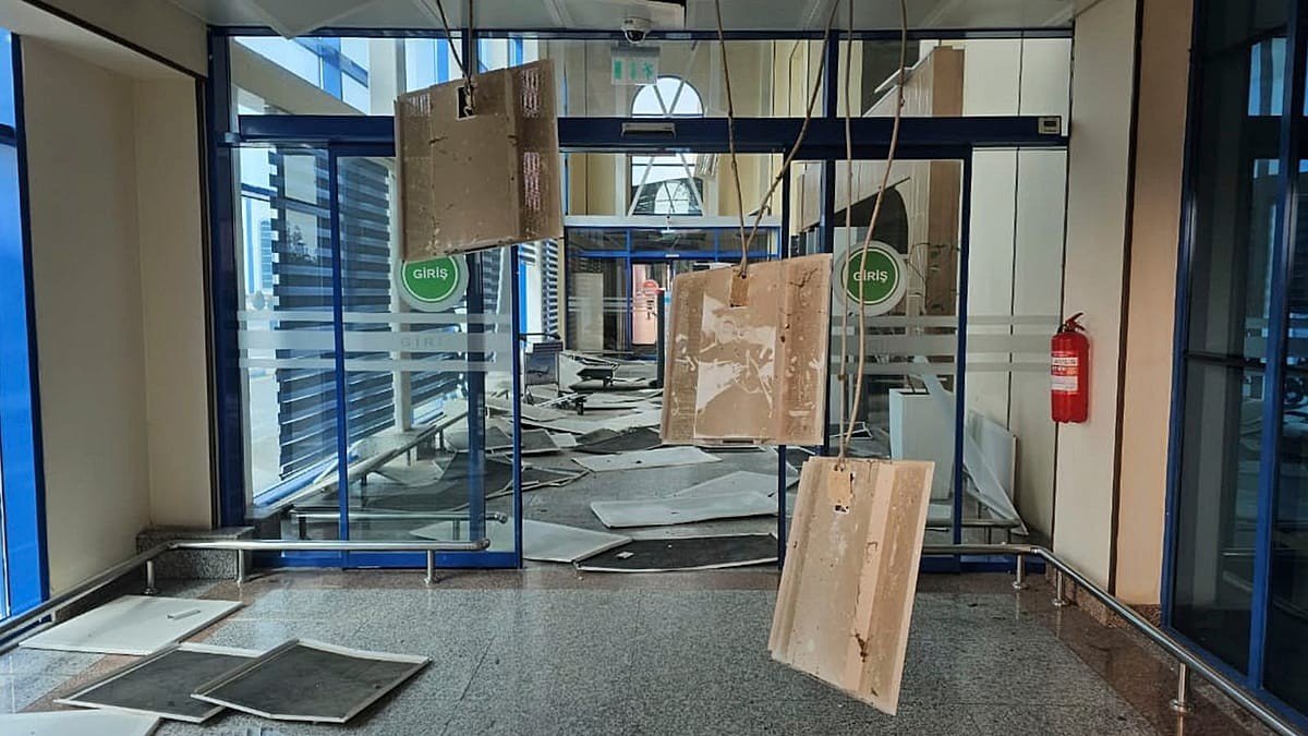 Interior damage to airport terminal entrance, ceiling panels hanging, debris on floor. Фото: Euronews