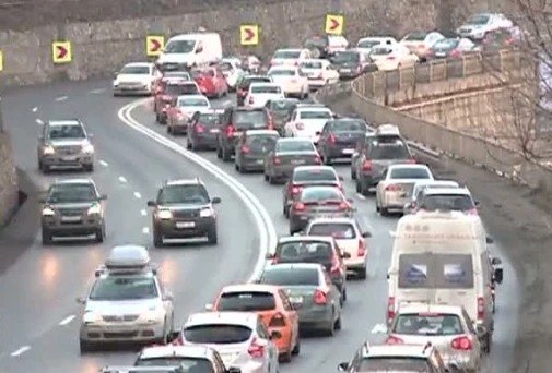 Плотный транспортный поток на дороге в Долине Прахова — типичная картина для туристического коридора