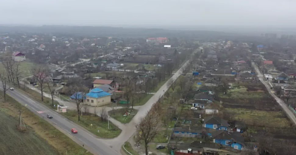 Вид с воздуха на молдавское село — дома, разбросанные вдоль дорог на фоне сельского пейзажа
