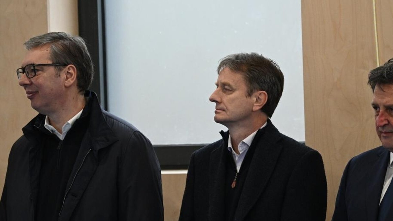 Президент Сербии Александар Вучич (слева, в очках) и министр Дарко Глишич (в центре) на совместном мероприятии