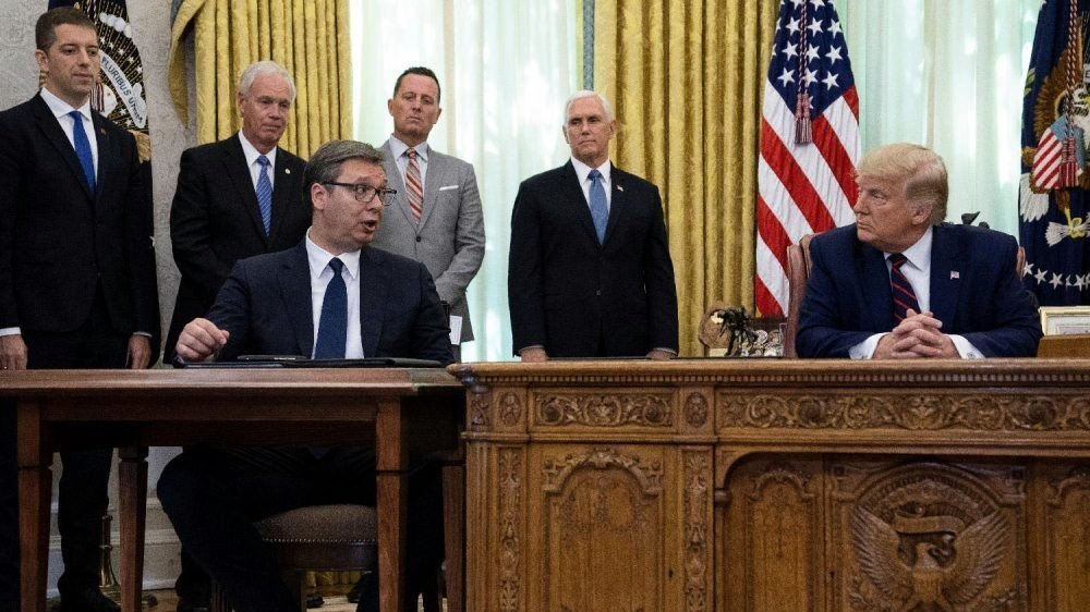 Президент Сербии Вучич и президент США Трамп на церемонии подписания в Овальном кабинете