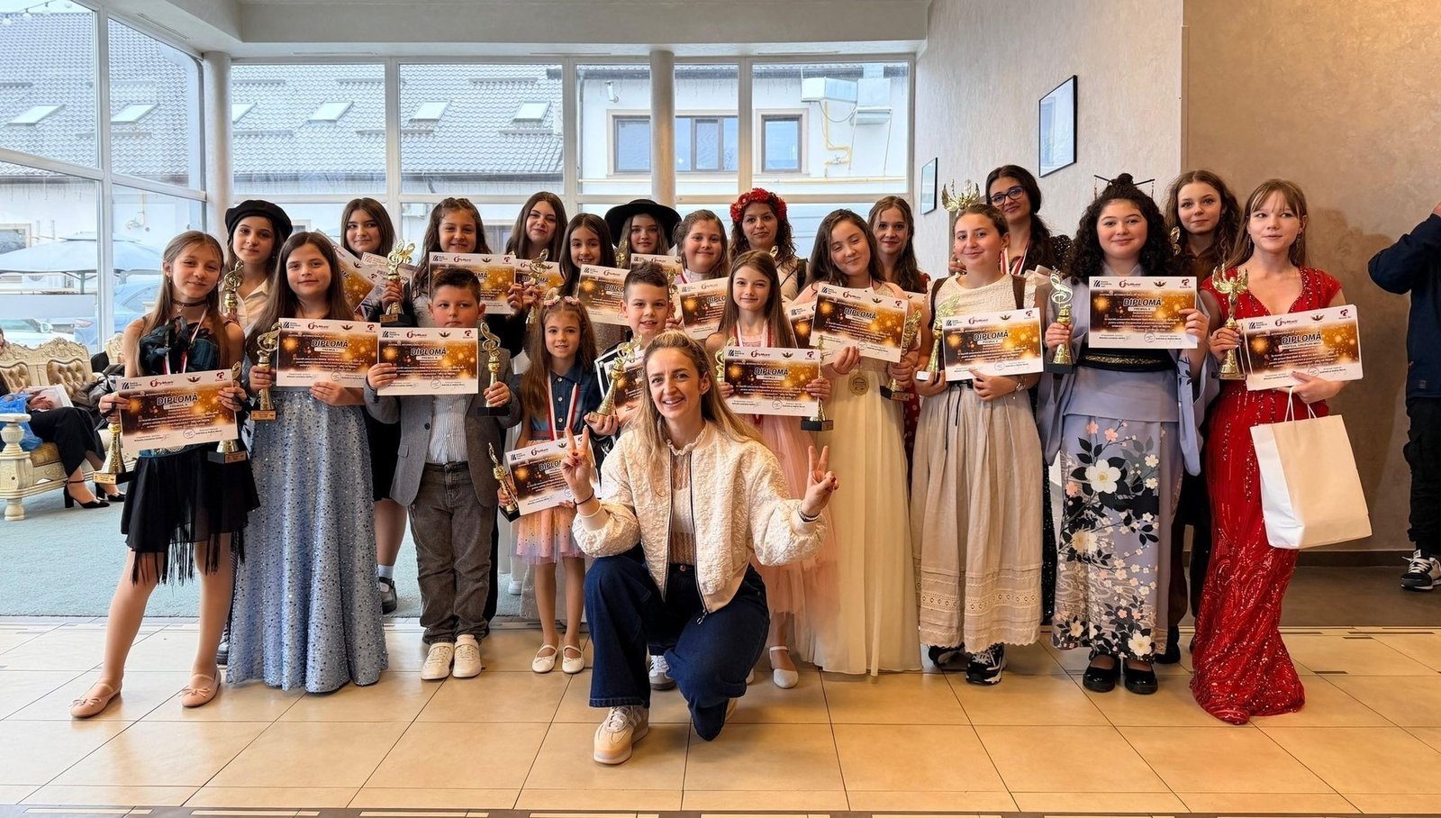 Ученики музыкальной школы Insieme из Бая-Маре с дипломами и наградами фестиваля «Voci de Îngeri» в фойе площадки в Сучаве