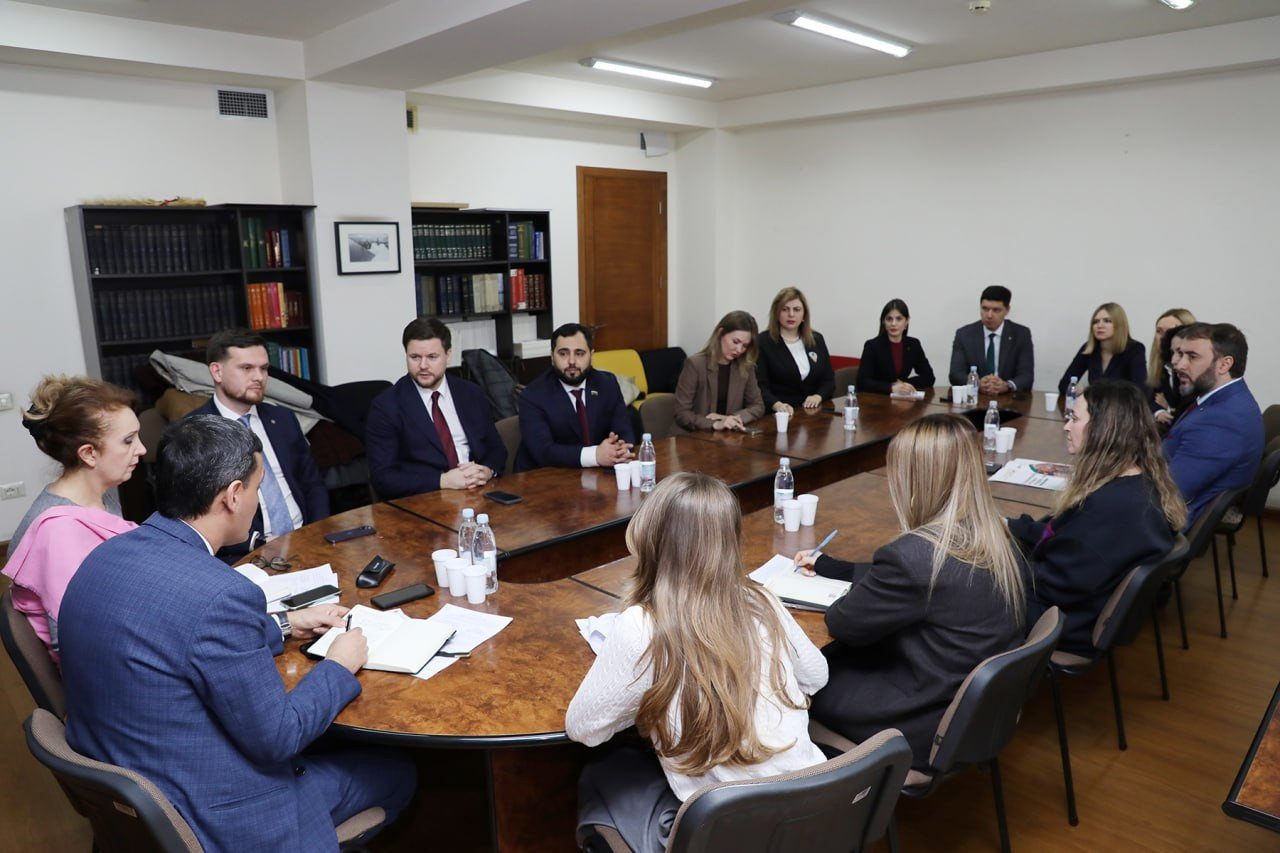 Встреча российско-армянской делегации по вопросам сотрудничества в молодежной политике в Ереване, февраль 2026. Фото: Trade Mission of the Russian Federation in Armenia