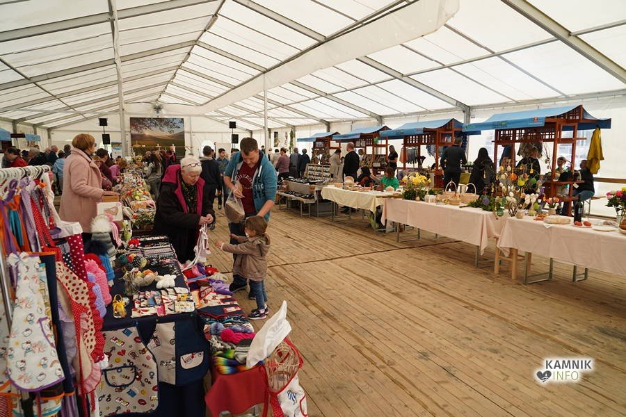 Панорамный вид на шатёр Пасхального ярмарка в Сновике — посетители осматривают стенды с домашними изделиями и угощениями