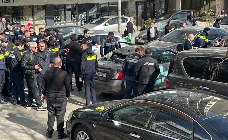 Полиция и толпа у здания суда в Тбилиси во время слушаний по делу об убийстве Джангвеладзе. Фото: Civil Georgia