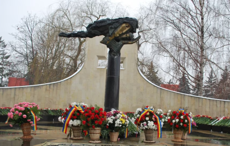 Мемориал жертвам приднестровского конфликта с цветочными венками у подножия. Фото: Unknown