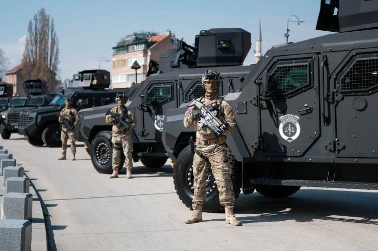 Бойцы спецподразделения полиции Боснии и Герцеговины с бронемашинами на улице города