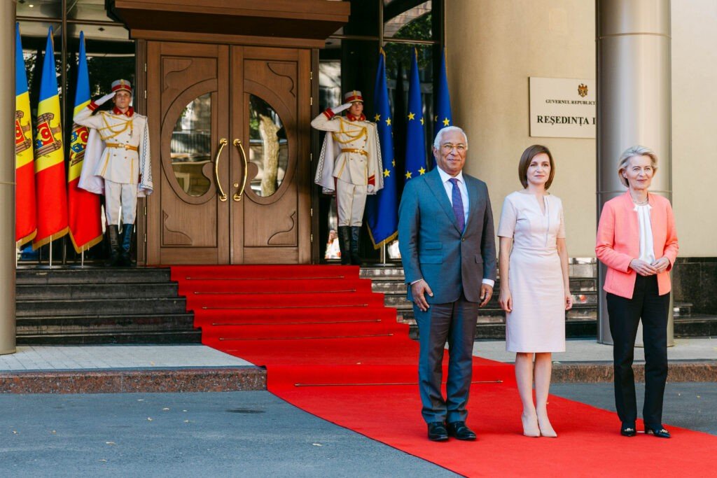 Саммит ЕС–Молдова 2025 года: Майя Санду с лидерами Евросоюза на красной дорожке у правительственной резиденции в Кишинёве
