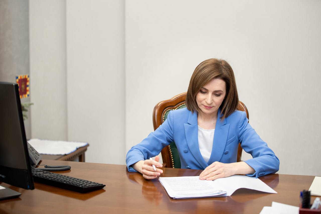 Президент Молдовы Майя Санду за рабочим столом подписывает документы