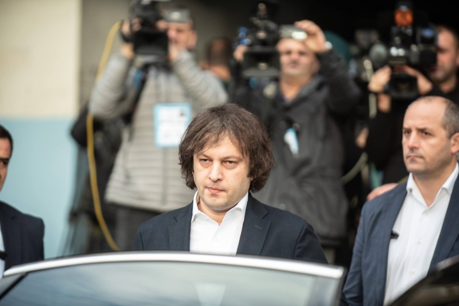 Премьер-министр Грузии Ираклий Кобахидзе в окружении журналистов. Фото: OC Media