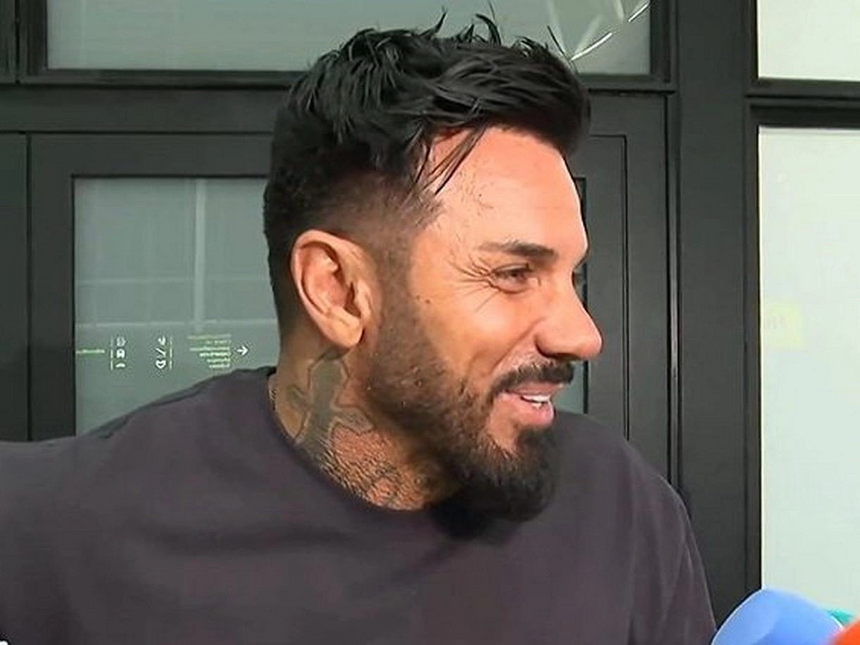 Один из эвакуированных VIP-пассажиров отвечает на вопросы журналистов в аэропорту Софии. Фото: Flagman.bg