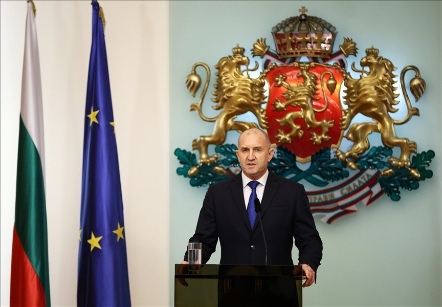 Президент Болгарии Румен Радев выступает с заявлением на фоне государственного герба. Фото: Anadolu Agency