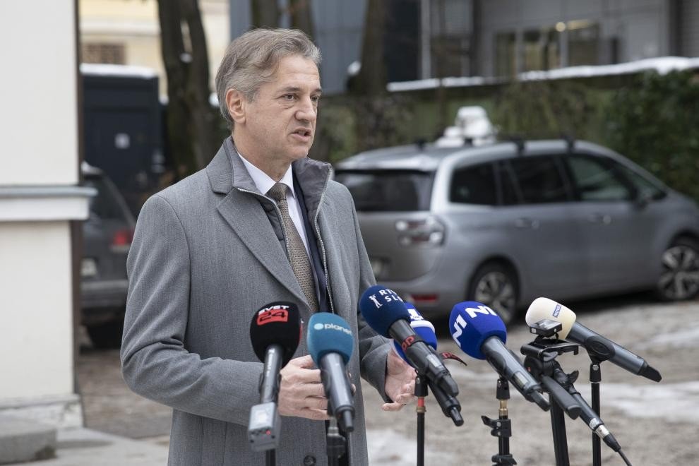 Роберт Голоб выступает на пресс-конференции перед микрофонами RTVSlo, N1 и Planet TV. Роберт Голоб, премьер-министр Словении. Фото: The Slovenia Times