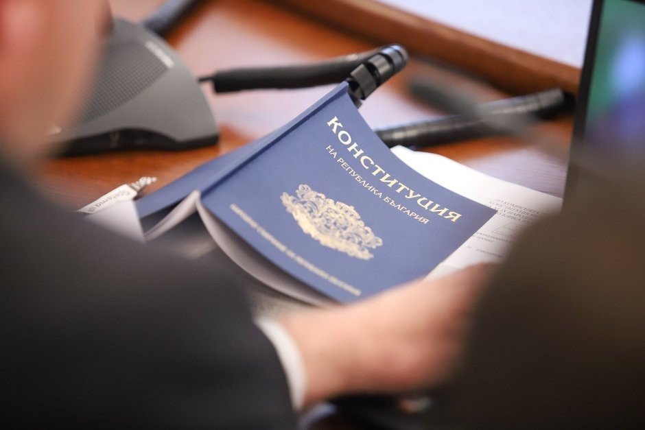 Конституция Республики Болгария в руках депутата во время парламентских дебатов. Фото: Mediapool.bg