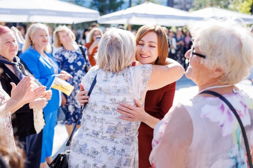 Президент Молдовы Майя Санду обнимает женщину на публичном мероприятии. Фото: NewsMaker